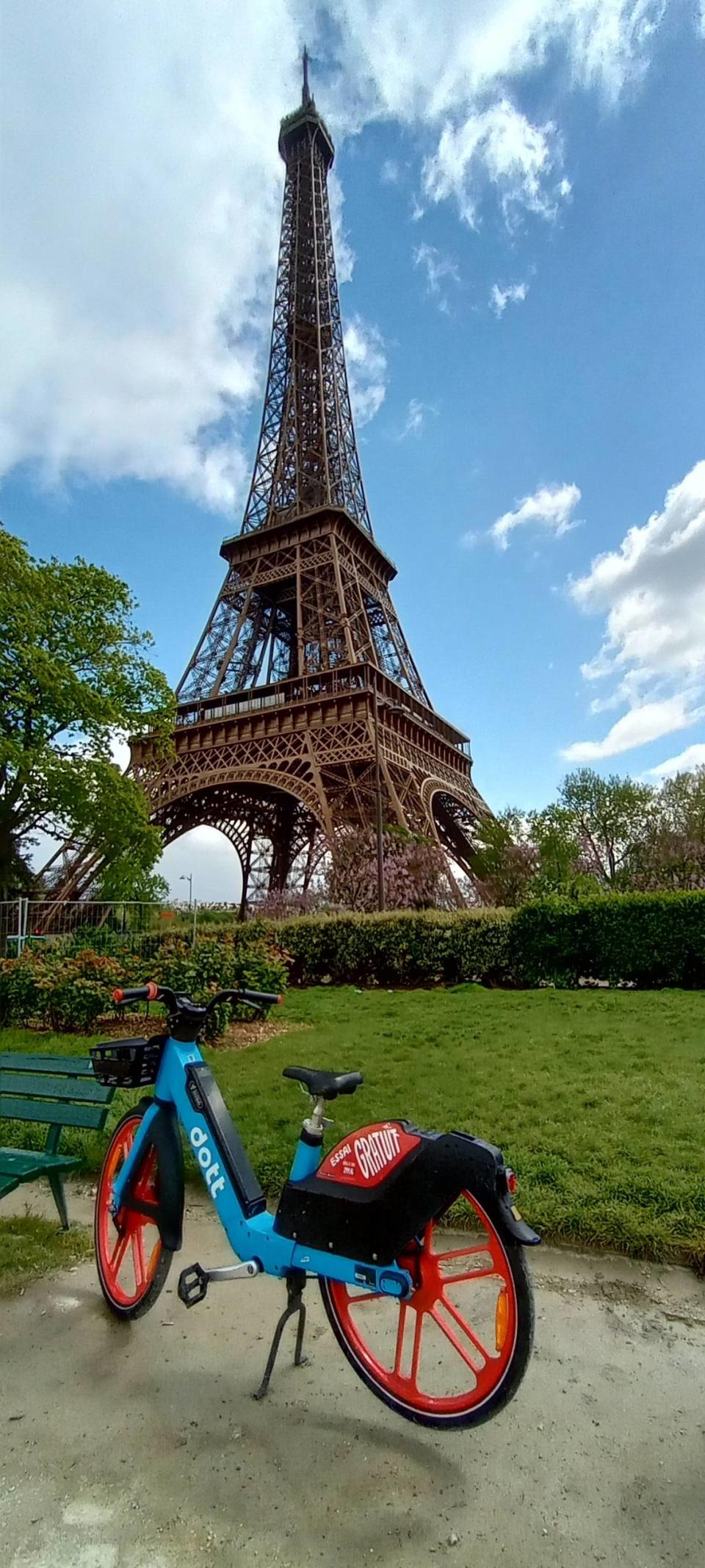 La bicicleta se ha convertido en la mejor forma de transporte en el centro de París, también para los turistas.