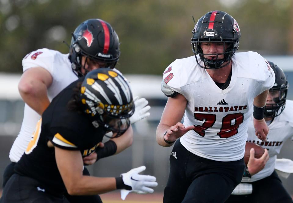 Shallowater's Kasen Long, right, looks to block at the game against Seminole, Friday, Sept. 2, 2022, at Wigwam Stadium in Seminole. Shallowater won, 40-27.