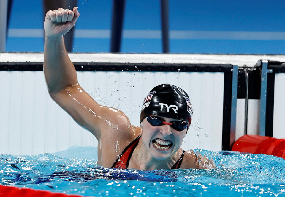 Juegos Olímpicos de París 2024 - Natación - Final femenina de 1500m estilo libre - Arena de París La Defense, Nanterre, Francia - 31 de julio de 2024. Katie Ledecky, de Estados Unidos, celebra tras ganar el oro y establecer un nuevo récord olímpico. REUTERS/Clodagh Kilcoyne