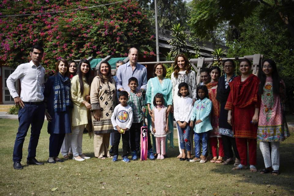 LAHORE, PAKISTAN - OCTOBER 18: Britain's William (L) and Catherine (R), Duke and Duchess of Cambridge pose for a picture as they re-visit SOS Village on October 18, 2019 in Lahore, Pakistan. (Photo by Neil Hall - Pool/Getty Images)