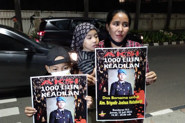 Peserta aksi memegang poster dalam aksi solidaritas untuk Brigadir J di Bundaran HI, Jakarta Pusat, Jumat (22/07/2022). ANTARA/Hendri Sukma Indrawan