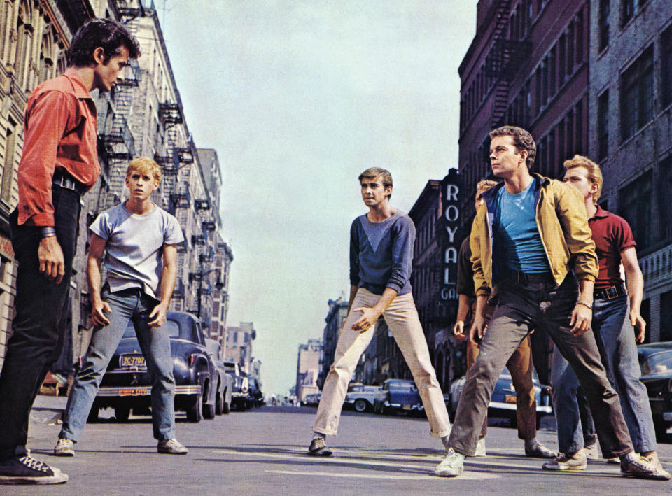 Kino. West Side Story, USA, 1961, Regie: Jerome Robbins, Robert Wise, Darsteller: George Chakiris, Eliot Field, Tucker Smith, Russ Tamblyn, David Winters. (Photo by FilmPublicityArchive/United Archives via Getty Images)