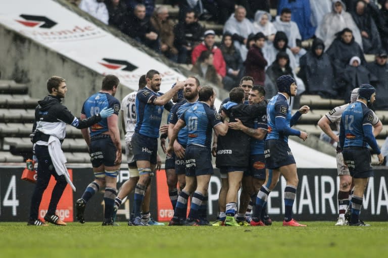 Narrow margin: Castres celebrate their 7-6 victory over Bordeaux