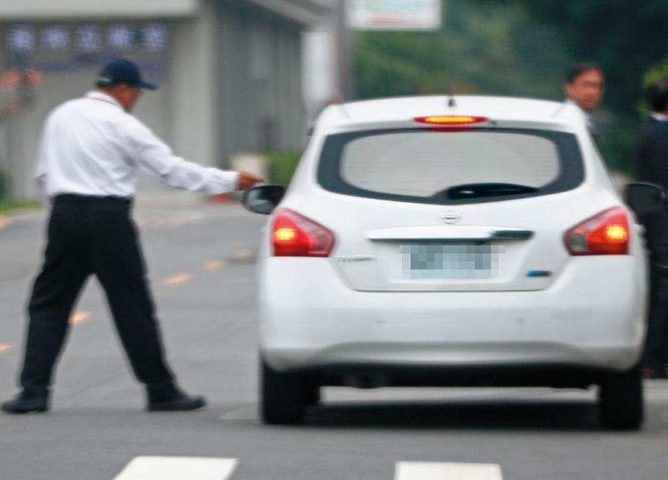 韋汝開車到遠航公司門口，警衛將一個信封袋文件拿給她。