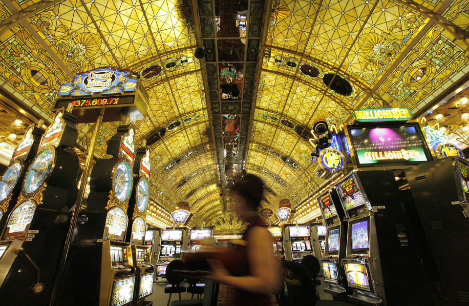 ARCHIVO - Vitrales en el techo del Tropicana Resort & Casino el miércoles 28 de marzo de 2007 en Las Vegas. Cuando el casino abrió sus puertas hace 50 años, sus cuidados jardines, sus salas con balcones y su elegante sala de exposición rápidamente le valieron el sobrenombre de "Tiffany de la Franja". Su pasado relacionado con la mafia le valió un lugar permanente en la tradición del juego de Nevada. (Foto AP/Jae C. Hong, archivo)