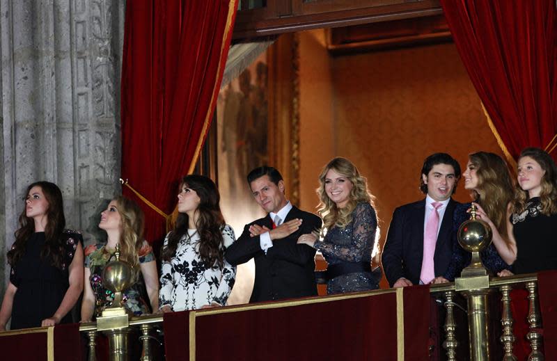 Acompañado de su esposa, Angélica Rivera, Peña Nieto apareció a las 23.00 hora local (04.00 GMT) en el balcón central del Palacio Nacional, sede del Ejecutivo, que mira a la Plaza de la Constitución, conocida como el Zócalo. Foto: EFE