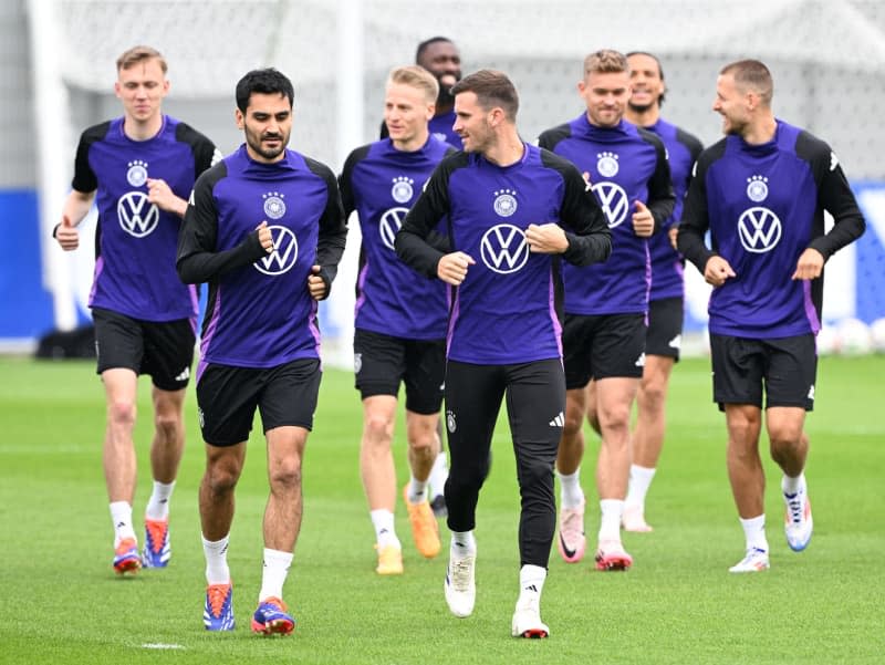 Die deutschen Nationalspieler (LR) Maximilian Beier, Ilkay Guendogan, Chris Führich, Antonio Rüdiger (hinten), Pascal Gross, Maximilian Mittelstaedt, Leroy Sane und Waldemar Anton laufen während einer Trainingseinheit gegen das Viertelfinalspiel der UEFA Euro 2024 am Freitag .  .  Federico Gambarini/dpa