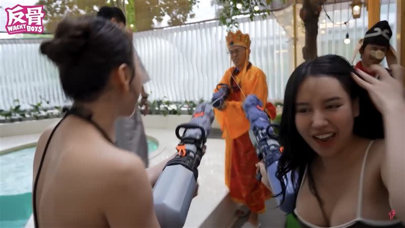 酷炫找來一堆穿比基尼的越南年輕正妹，在頂級招待所的游泳池邊玩水。（圖／翻攝自反骨男孩YouTube）
