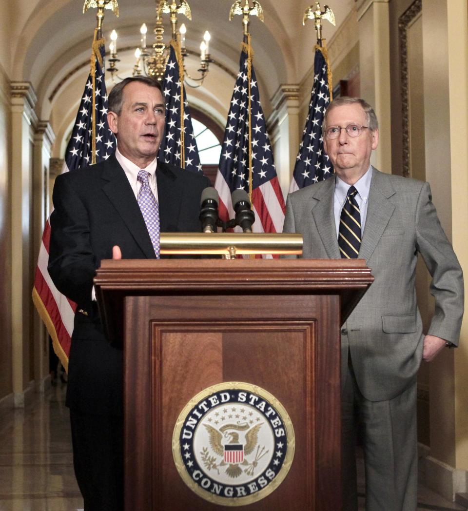 El líder de la Cámara de Representantes, John boehner (izquierda) y el dirigente de la minoría republicana en el Senado, Mitch McConnell, hablan en una conferencia de prensa el sábado 30 de julio del 2011, mientras el Legislativo buscaba un acuerdo sobre el límite de deuda (AP Foto/J. Scott Applewhite)