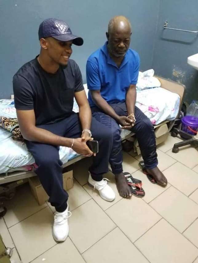Samuel Etoo y Norbert Owona se reencuentran en un hospital de Duala. | Foto: Facebook