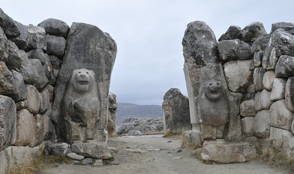 One of Hatussa’s city gates survives: the two stone lions were put there to ward off evil – like the newly discovered religious texts, their role was to protect the people (Daniel Schwemer)