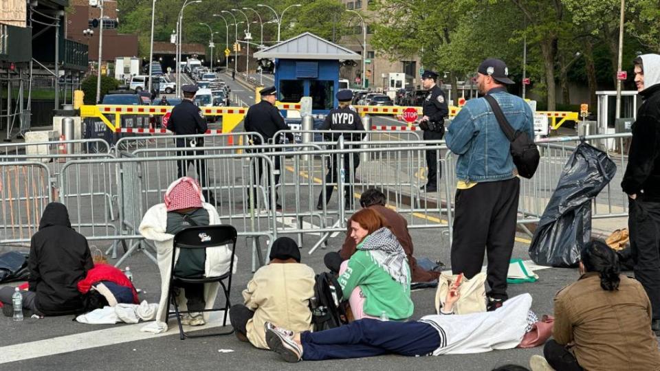 On Wednesday morning, the CUNY Gaza Solidarity Encampment group called for protesters to rally outside 1 Police Plaza in support of the 200 who supposedly remained in jail. Paul Martinka