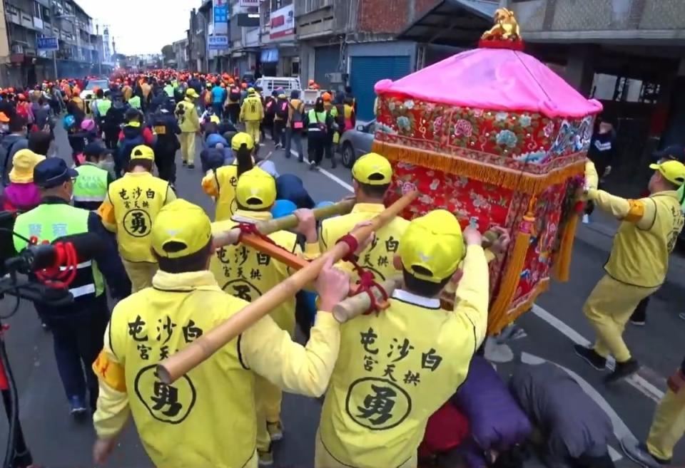 白沙屯媽祖進入南彰化！鑽轎底祈福信徒絡繹不絕。（圖：李河錫攝）