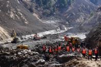 <p>Dans la vallée défigurée de l'Etat de l'Uttarakhand, à Tapovan (Inde), les équipes se démènent jour et nuit pour déblayer les tonnes de magma de roches, de boue et de neige qui obstruent le tunnel d'une centrale hydroélectrique dévastée. </p>