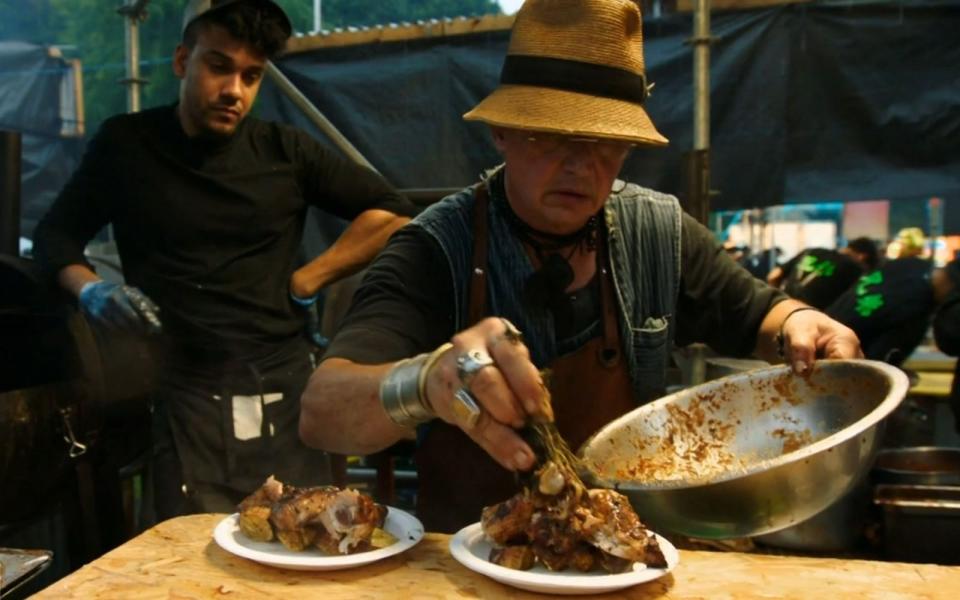 Dass er dann allerdings Kochbananen mit Mehlschwitze verfeinert mit Kokosmilch und Chili-Hühnchen zaubern muss, das verwundert ihn in Irland zutiefst.  (Bild: RTL)