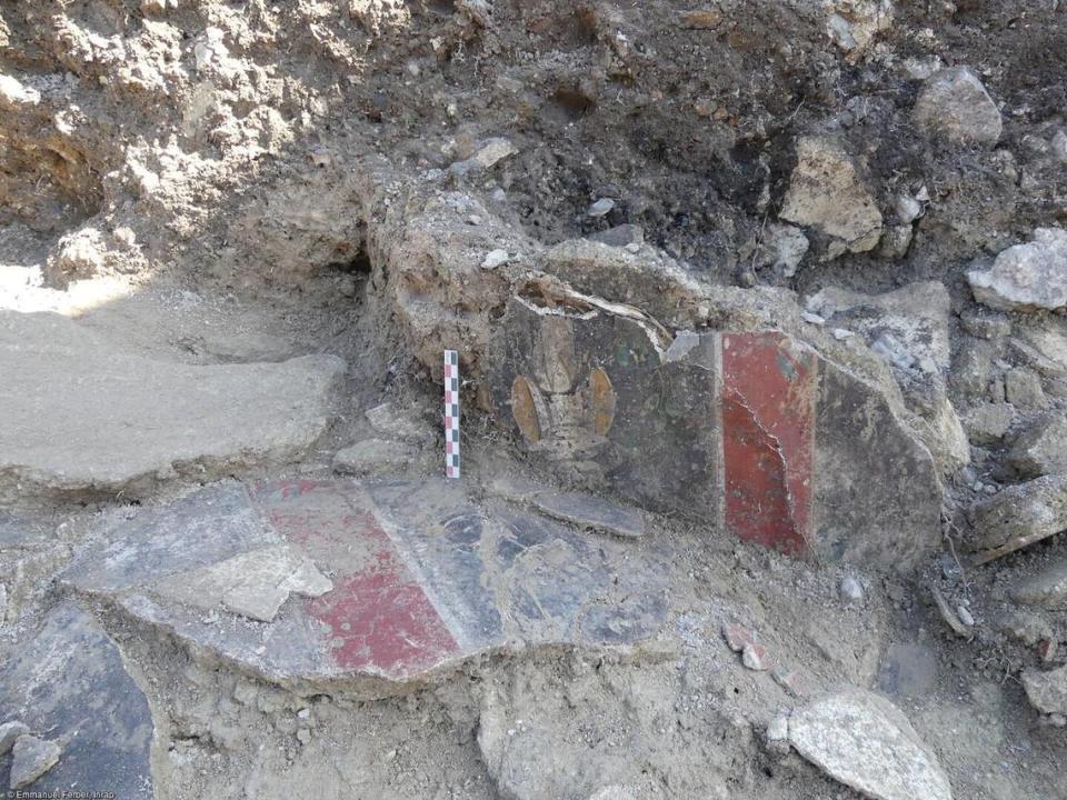 Otras ruinas de muros decorados descubiertas en el yacimiento.