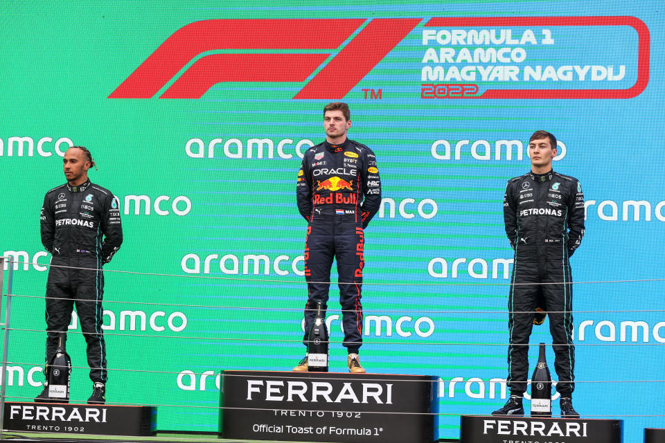 Max Verstappen, Lewis Hamilton y George Russell, los tres primeros del Gran Premio de Hungría. (Foto: Peter Fox / Getty Images).