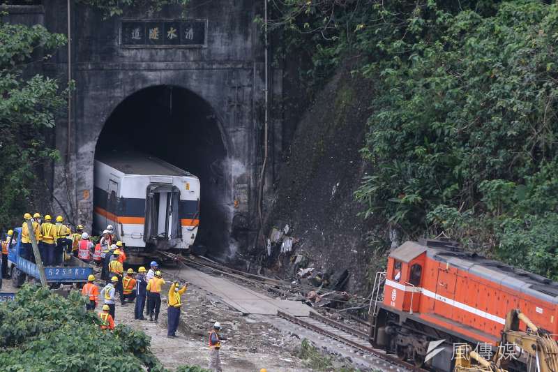 20210404-台鐵太魯閣號列車事故，台鐵工程人員於隧道口施工欲將列車拖出。（顏麟宇攝）