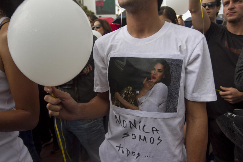 Un hombre con una camiseta con una fotografía de la actriz Mónica Spear en una manifestación contra la violencia en Caracas, Venezuela, el miércoles 8 de enero de 2014. Spear y su ex esposo Henry Thomas Berry fueron asesinados en una carretera venezolana y su hija resultó herida en el incidente. (Foto AP/Alejandro Cegarra)
