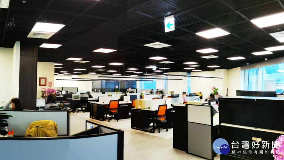 無頻閃平板燈光源穩定柔適，受到許多辦公空間、室內設計師所愛用。（圖／智環國際提供）