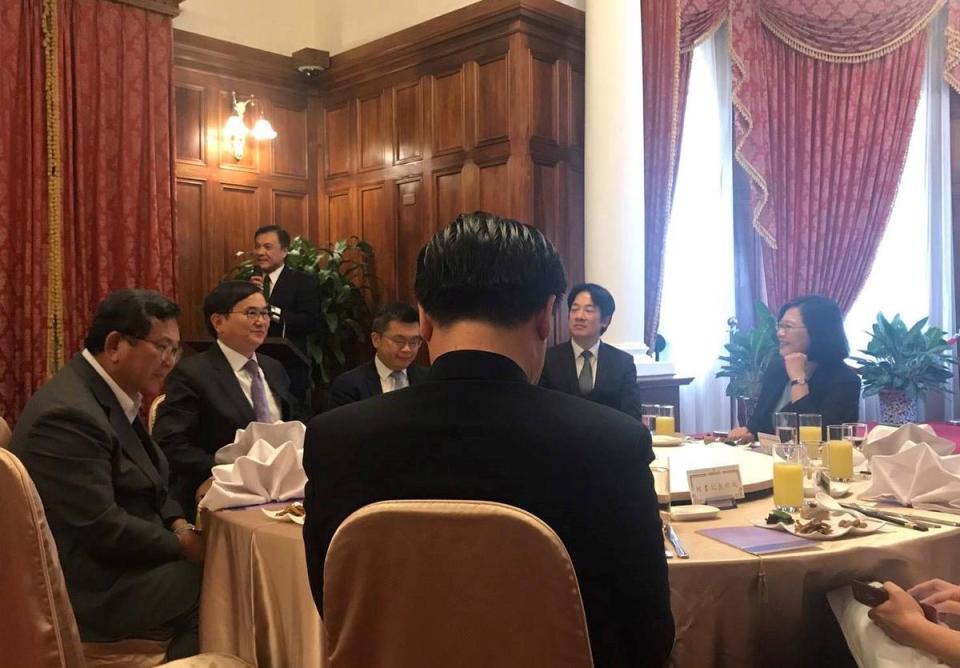 民進黨立委陳明文在臉書貼出今午午宴的主桌照。（翻攝陳明文臉書）