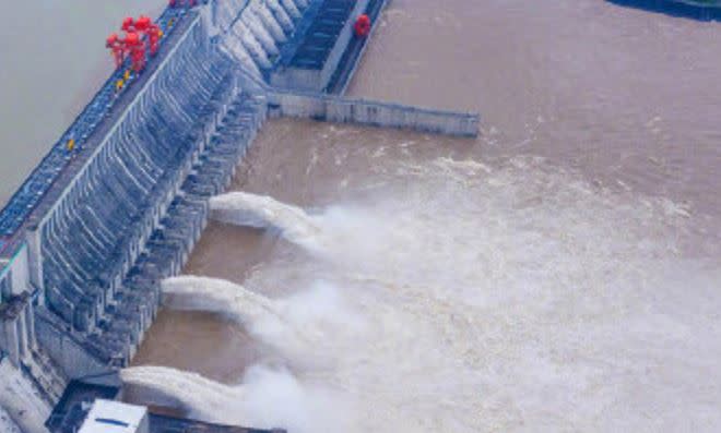 今年長江第5號洪水預計將使三峽大壩迎來每秒7萬4000立方公尺入庫流量。（圖／翻攝自人民日報微博）