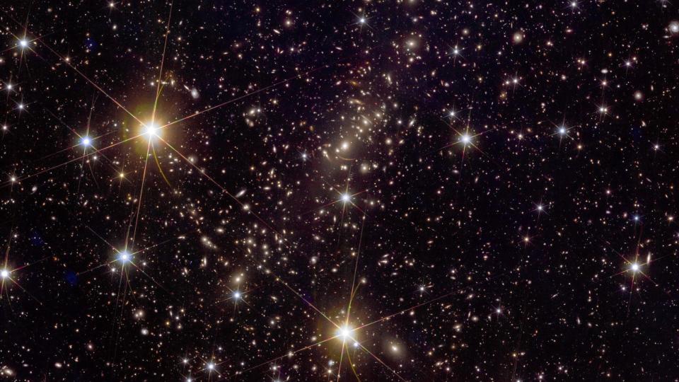 Un recorte más pequeño y en primer plano de un marco más grande que representa el cúmulo de galaxias Abell 2390.