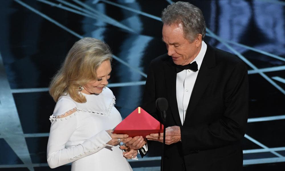 Hand me my glasses … Faye Dunaway and Warren Beatty with the erroneous envelope. 