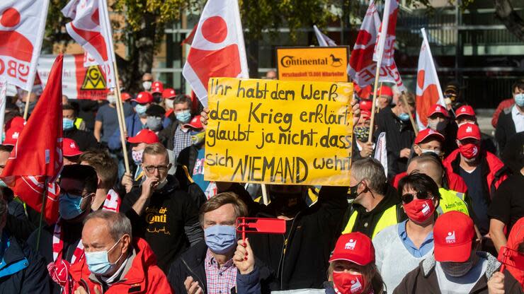 Arbeitnehmer und Gewerkschafter protestieren auf der Expo-Plaza in Hannover. Foto: dpa