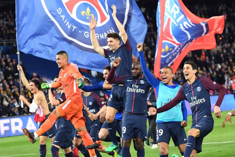 <p>Assurés de finir champions de France, les Parisiens célèbrent leur titre sur la pelouse, avec leurs supporters. Mais la saison n’est pas terminée et le PSG peut encore battre bien des records… </p>