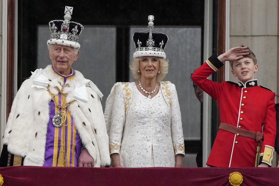 El rey Carlos III y la reina Camila de Gran Bretaña saludan a la multitud desde el balcón del Palacio de Buckingham después de la ceremonia de coronación en Londres, el sábado 6 de mayo de 2023. (AP Photo/Frank Augstein)