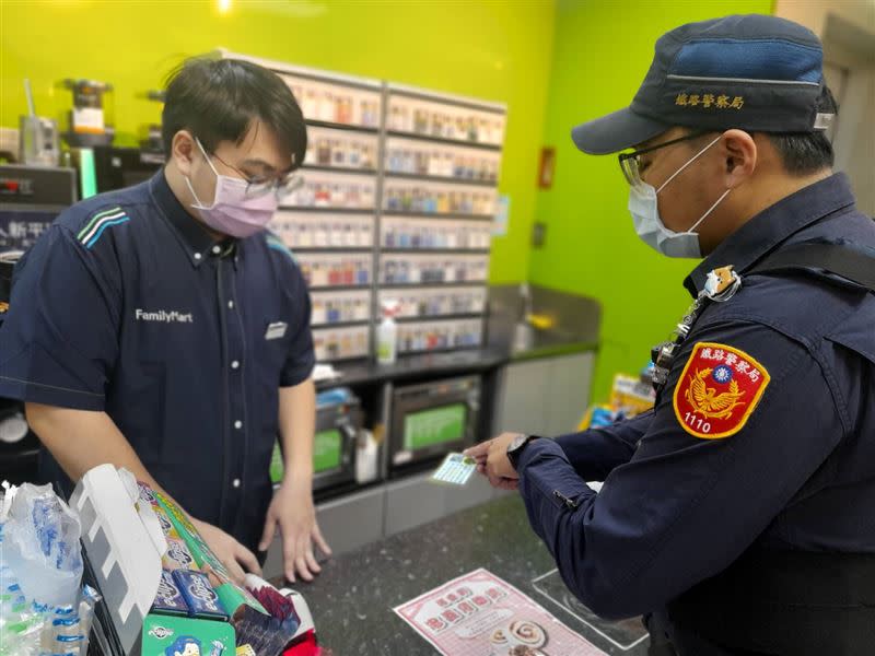 台北鐵路警察製發治安小卡片宣導超商人員。（圖／鐵路警察局臺北分局）