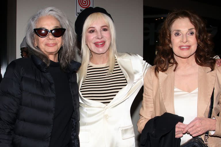 Ana María Picchio, Nacha Guevara y Leonor Benedetto, en el estreno de Una flor en el barro