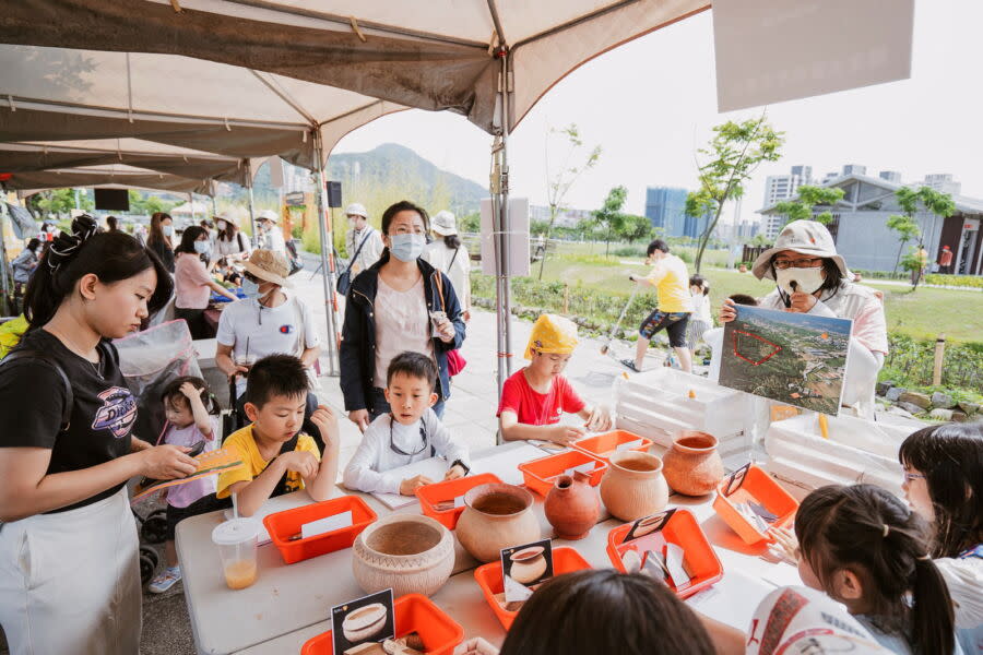 圖／十三行博物館連續2天設置超過70個攤位，免費體驗臺日韓精選考古活動。（十三行博物館提供）