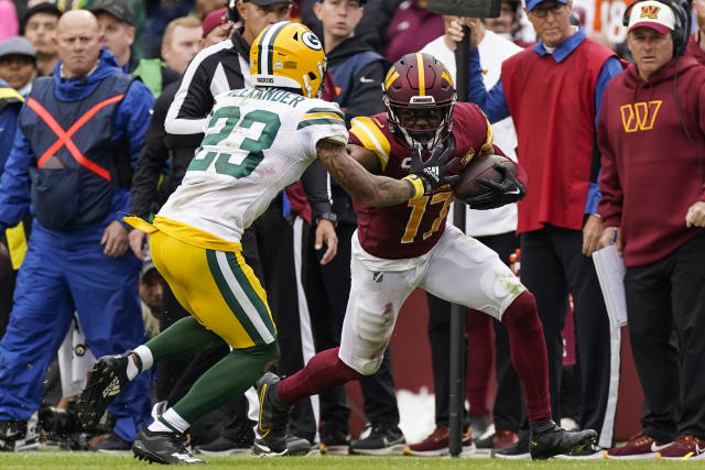 Washington Commanders wide receiver Terry McLaurin (17) runs