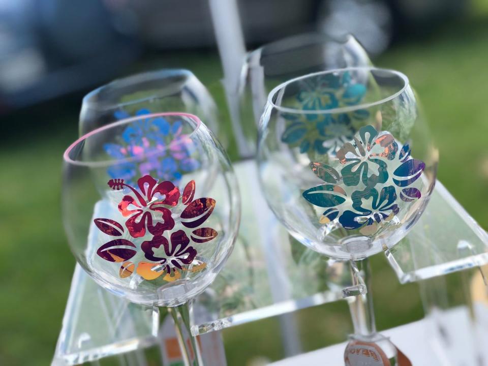 4) Hawaiian Hibiscus Floating Wine Glass