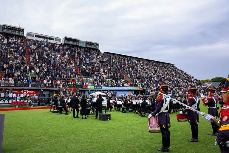 La Fanfarria Alto Perú del Regimiento de Granaderos a Caballo ejecutó la canción patria.