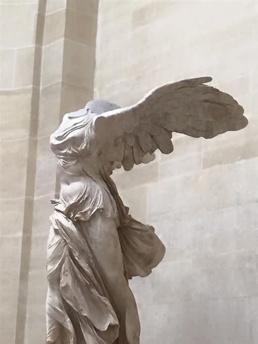 張雅琴鏡頭下的「羅浮宮勝利女神像」，展翅待飛，格外有情調。（圖／翻攝自張雅琴臉書）