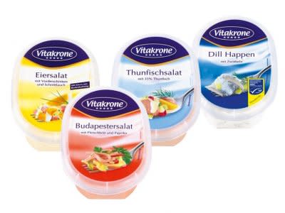 Ein leckerer Salat gefällig? Dann greifen Sie in der Kühltheke von Lidl ruhigen Gewissens zu den Produkten von "Vitakrone". Hinter diesem vermeintlichen Billigprodukt versteckt sich nämlich kein Geringerer als Markenlieferant "Homann".