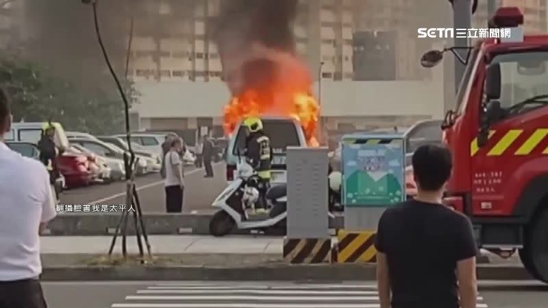 廂型車在停車場內突然起火燃燒。（圖／翻攝自臉書我是太平人）