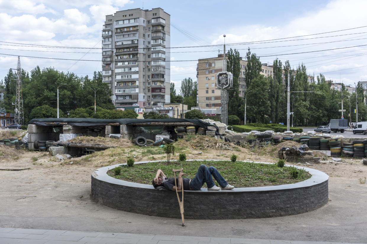 Miembros de la 93 Brigada Mecanizada de Ucrania pasan junto a vehículos destruidos en una carretera a las afueras de Bajmut, Ucrania, el 19 de mayo de 2023. (Tyler Hicks/The New York Times)