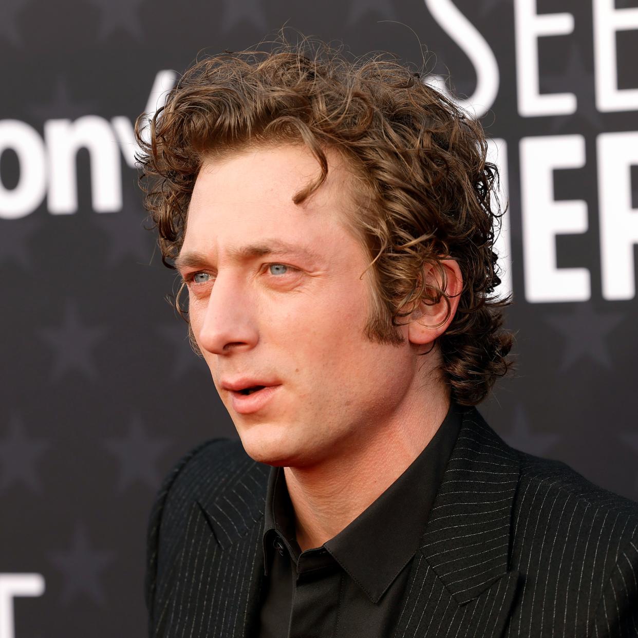  Jeremy Allen White. 