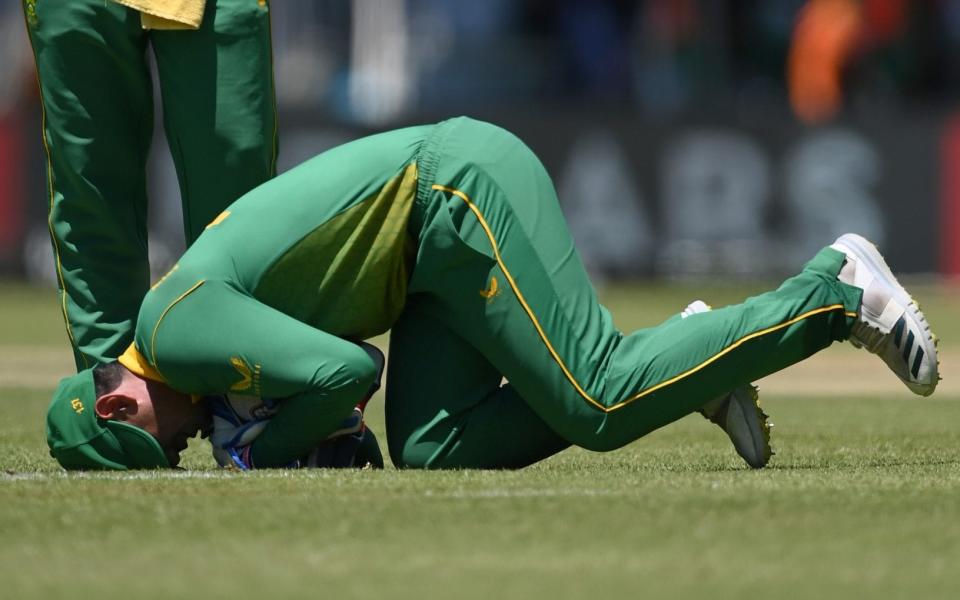 South Africa wicketkeeper Quinton de Kock has treatment for a hand injury - Alex Davidson/Getty Images