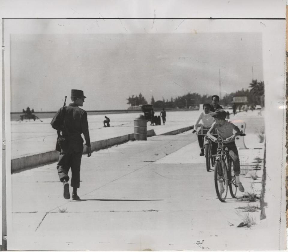 Publicado el 28/10/1962: Niños de Cayo Hueso realizan una inspección en bicicleta de las instalaciones militares en la playa. Doug Kennedy/Mimai Herald File