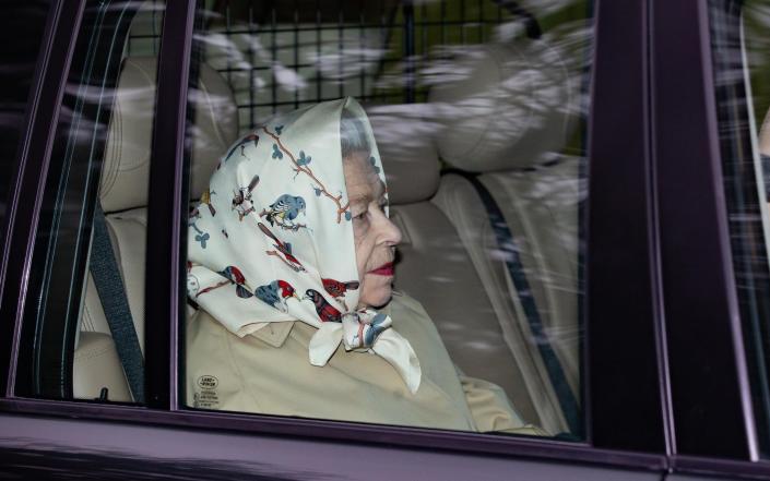 ملکه روز یکشنبه با هلیکوپتر از قلعه ویندزور بلند شد و در ماشینش با رژ لب روشن و روسری چشمگیر که پرندگان باغ را به تصویر می‌کشد، عکس گرفته شد.  