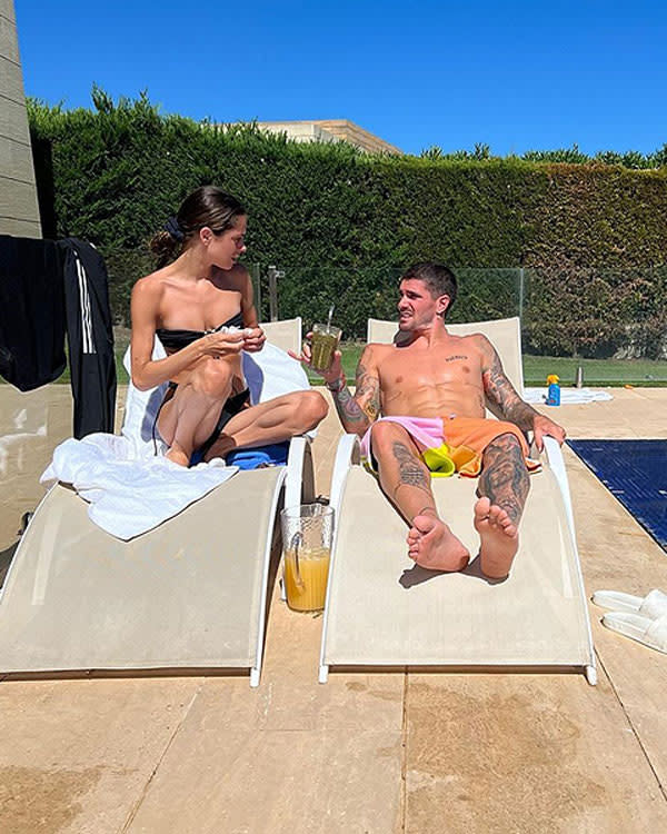 Rodrigo de Paul y Tini en la piscina