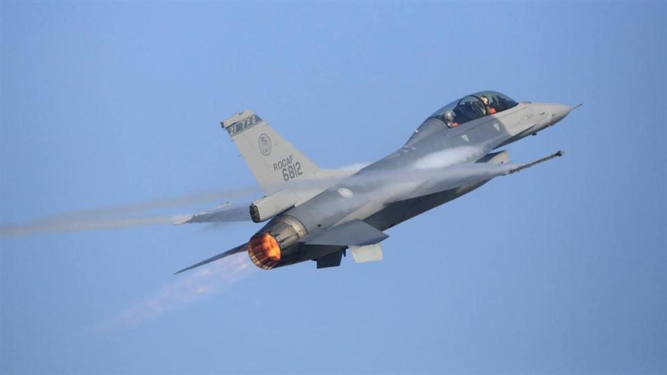 上校飛官蔣正志駕駛的F-16戰機，昨日在花蓮外海失聯。（圖／翻攝自「國防部發言人」臉書，非當事戰機）