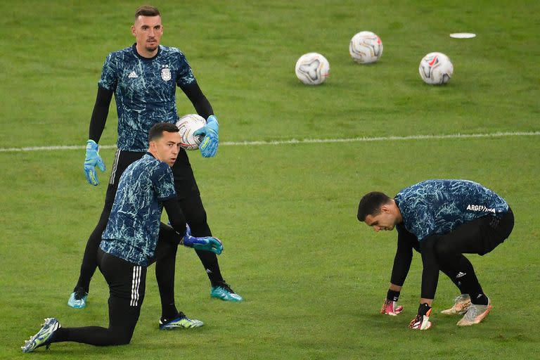 Franco Armani, con Agustín Marchesín y Emiliano Martínez; una foto  durante el calentamiento previo a la final de Copa América que la Argentina le ganó a Brasil.