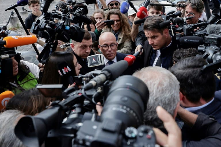 El líder de Los Republicanos (LR), Éric Ciotti (c), habla con la prensa a su salida de la sede del partido de derecha francés, en París, el 13 de junio de 2024 (Stéphane de Sakutin)