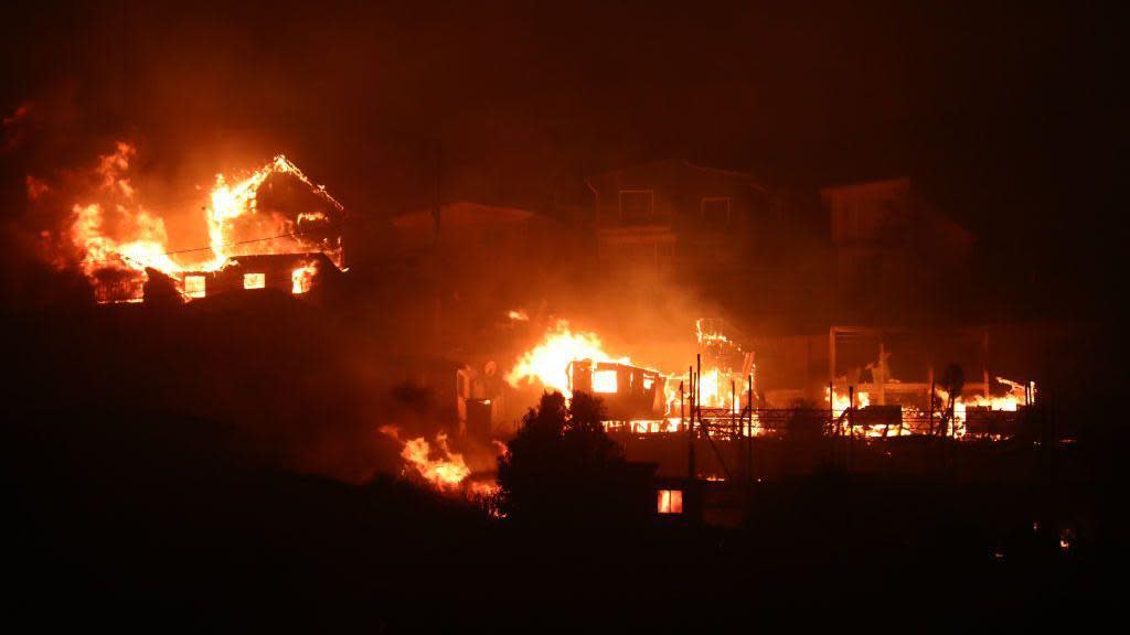 Casas ardiendo en la noche en Valparaíso, Chile el 2 de febrero de 2024. (BBC)